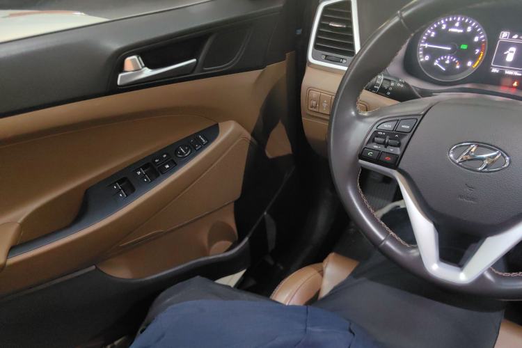 Used Hyundai Tucson 2015 1.6T Dual-Clutch Two-Wheel-Drive Leading Model Interior 4