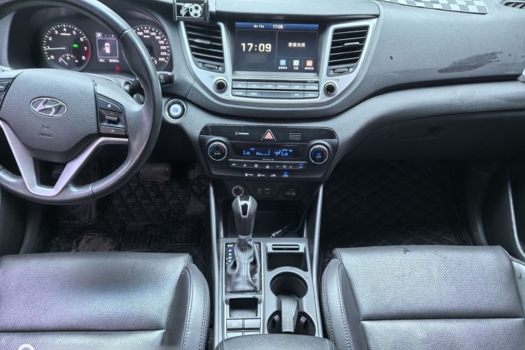 Used Hyundai Tucson 2015 1.6T Dual-Clutch Two-Wheel-Drive Smart Model Interior 4