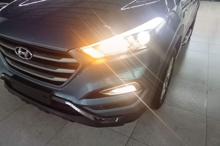 Used Hyundai Tucson 2015 1.6T Dual-Clutch Two-Wheel-Drive Smart Model Left Front Headlight