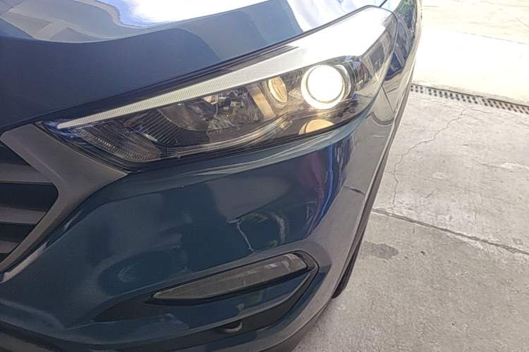 Used Hyundai Tucson 2015 1.6T Dual-Clutch Two-Wheel-Drive Smart Model Left Front Headlight