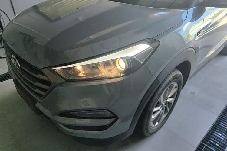 Used Hyundai Tucson 2015 1.6T Dual-Clutch Two-Wheel-Drive Smart Model Left Front Headlight