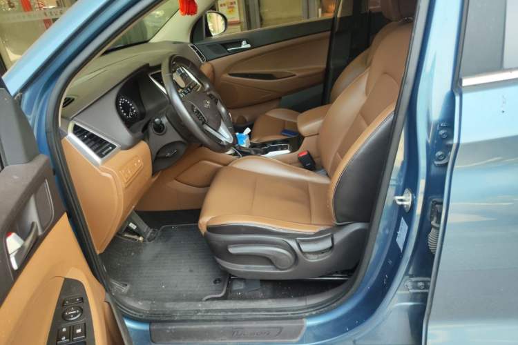 Used Hyundai Tucson 2015 2.0L Automatic Two-Wheel Drive Smart Version Left Front Seat