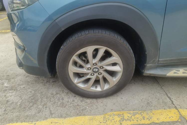 Used Hyundai Tucson 2015 1.6T Dual-Clutch Two-Wheel-Drive Smart Model Left Front Wheel Hub