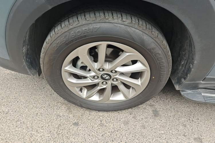 Used Hyundai Tucson 2015 1.6T Dual-Clutch Two-Wheel-Drive Smart Model Left Front Wheel Hub