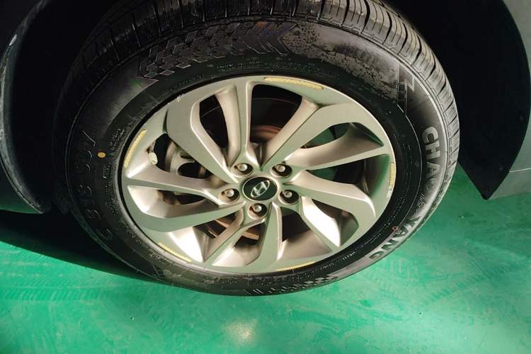 Used Hyundai Tucson 2015 1.6T Dual-Clutch Two-Wheel-Drive Smart Model Left Front Wheel Hub