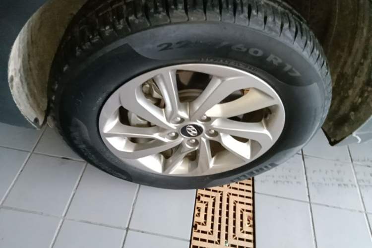 Used Hyundai Tucson 2015 1.6T Dual-Clutch Two-Wheel-Drive Smart Model Left Front Wheel Hub