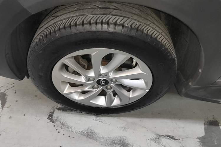 Used Hyundai Tucson 2015 1.6T Dual-Clutch Two-Wheel-Drive Smart Model Left Front Wheel Hub