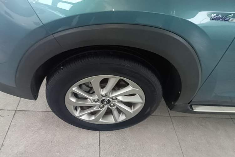 Used Hyundai Tucson 2015 1.6T Dual-Clutch Two-Wheel-Drive Smart Model Left Front Wheel Hub
