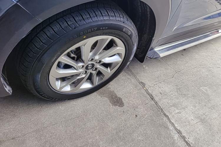 Used Hyundai Tucson 2015 1.6T Dual-Clutch Two-Wheel-Drive Smart Model Left Front Wheel Hub