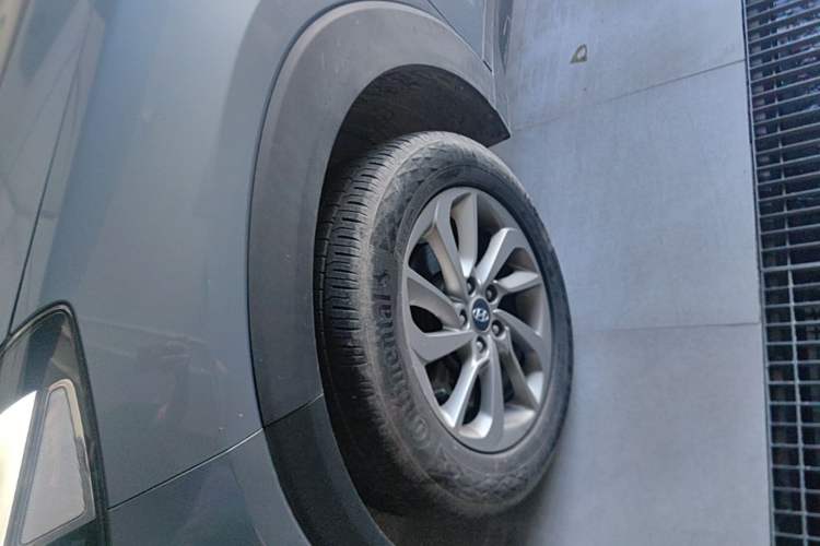 Used Hyundai Tucson 2015 1.6T Dual-Clutch Two-Wheel-Drive Smart Model Left Front Wheel Hub