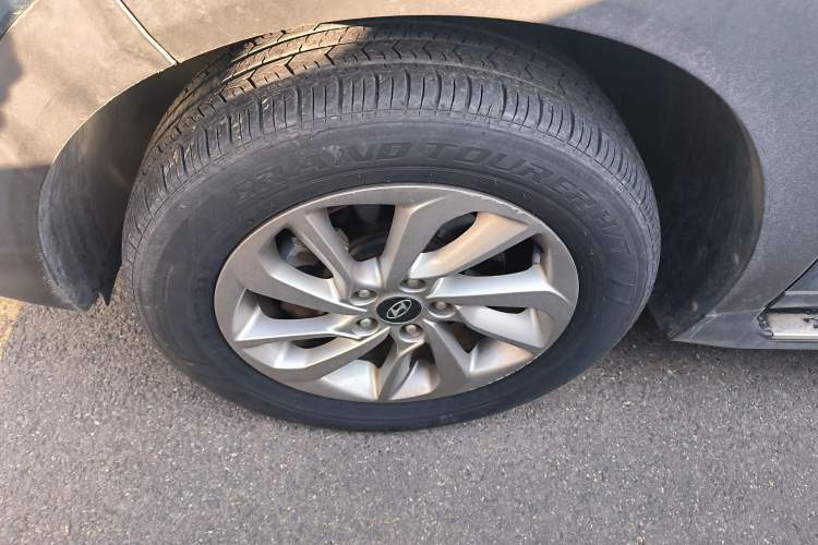 Used Hyundai Tucson 2015 1.6T Dual-Clutch Two-Wheel-Drive Smart Model Left Front Wheel Hub