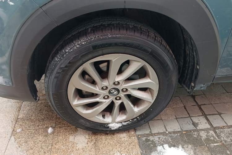 Used Hyundai Tucson 2015 1.6T Dual-Clutch Two-Wheel-Drive Smart Model Left Front Wheel Hub