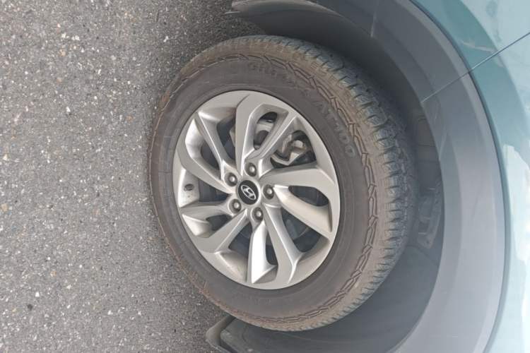 Used Hyundai Tucson 2015 1.6T Dual-Clutch Two-Wheel-Drive Smart Model Left Front Wheel Hub