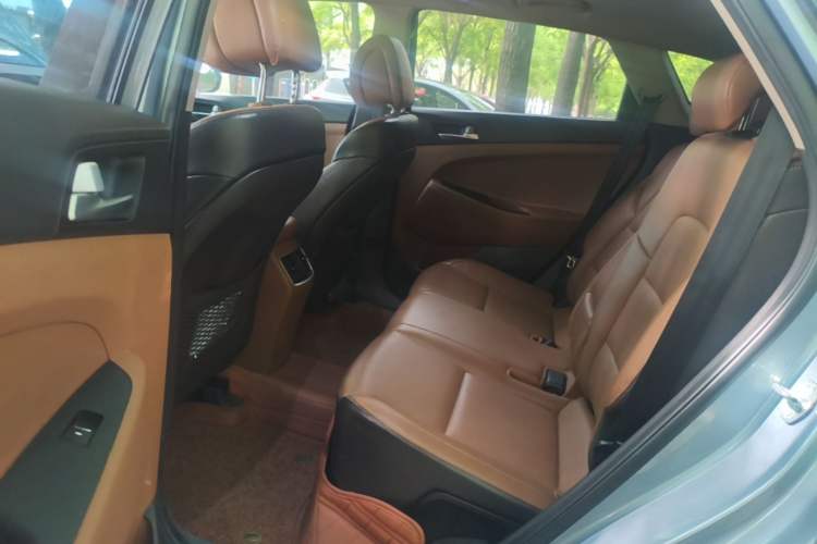Used Hyundai Tucson 2015 1.6T Dual-Clutch Two-Wheel-Drive Leading Model Left Rear Seat