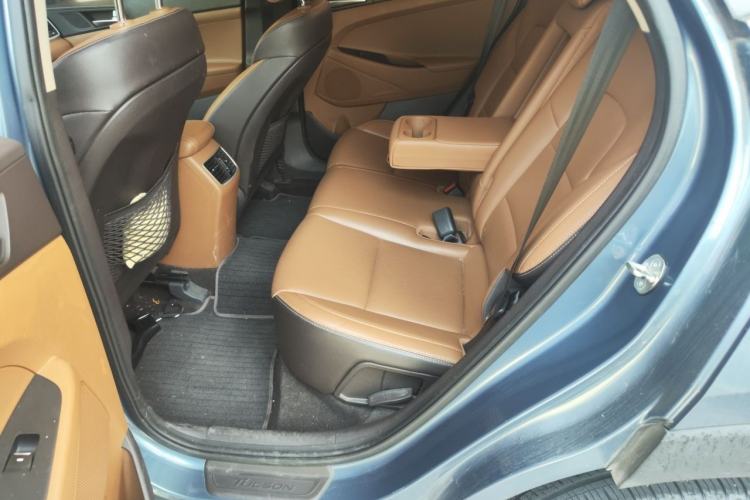 Used Hyundai Tucson 2015 2.0L Automatic Two-Wheel Drive Smart Version Left Rear Seat