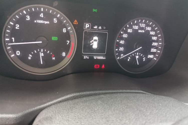 Used Hyundai Tucson 2015 1.6T Dual-Clutch Two-Wheel-Drive Smart Model Odometer Close Up
