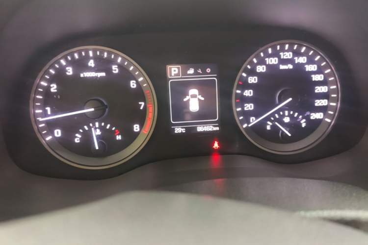 Used Hyundai Tucson 2015 1.6T Dual-Clutch Two-Wheel-Drive Leading Model Odometer Close Up