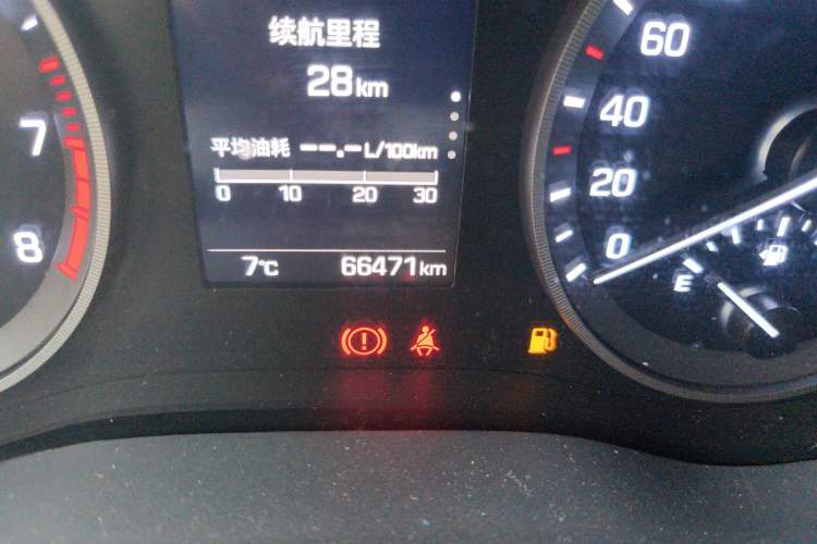Used Hyundai Tucson 2015 1.6T Dual-Clutch Two-Wheel-Drive Smart Model Odometer Close Up
