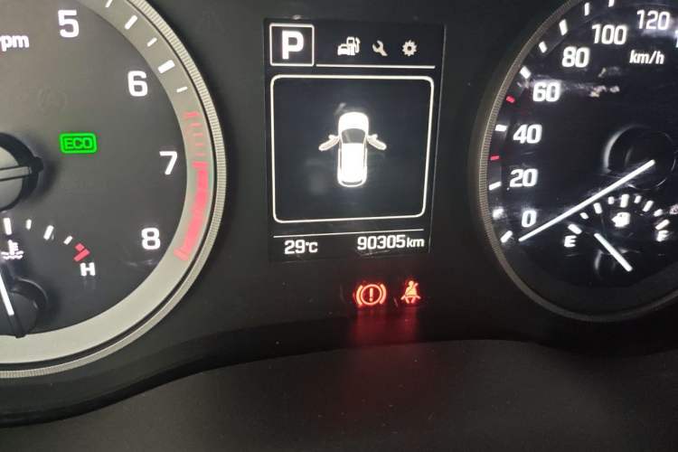 Used Hyundai Tucson 2015 1.6T Dual-Clutch Two-Wheel-Drive Smart Model Odometer Close Up