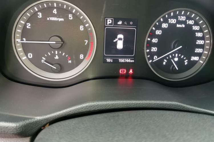 Used Hyundai Tucson 2015 1.6T Dual-Clutch Two-Wheel-Drive Smart Model Odometer Close Up