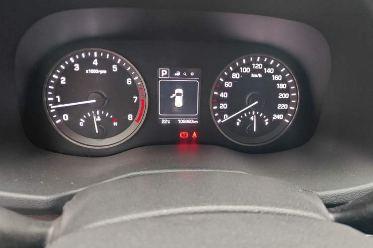 Used Hyundai Tucson 2015 1.6T Dual-Clutch Two-Wheel-Drive Smart Model Odometer Close Up