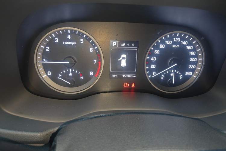 Used Hyundai Tucson 2015 1.6T Dual-Clutch Two-Wheel-Drive Smart Model Odometer Close Up