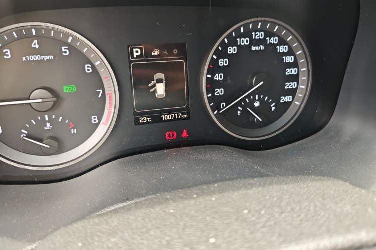Used Hyundai Tucson 2015 1.6T Dual-Clutch Two-Wheel-Drive Smart Model Odometer Close Up