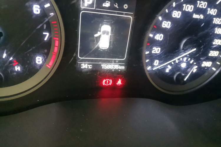 Used Hyundai Tucson 2015 1.6T Dual-Clutch Two-Wheel-Drive Smart Model Odometer Close Up