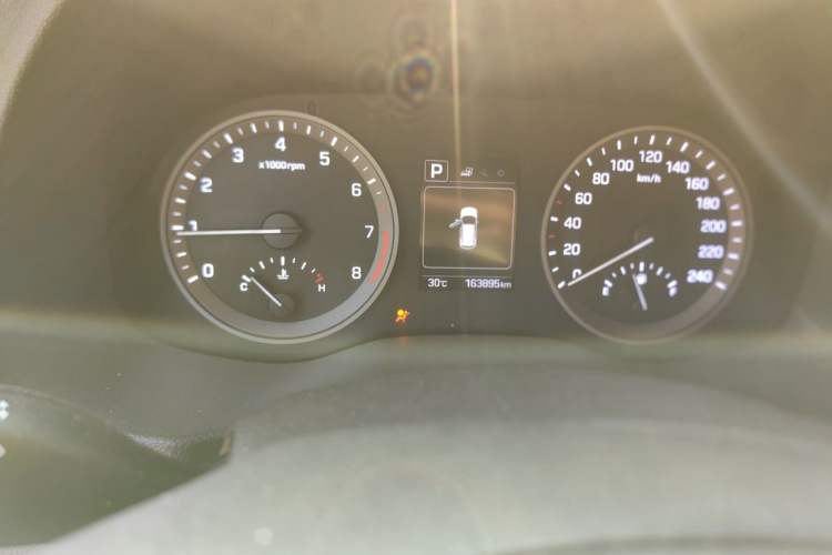 Used Hyundai Tucson 2015 1.6T Dual-Clutch Two-Wheel-Drive Leading Model Odometer Close Up