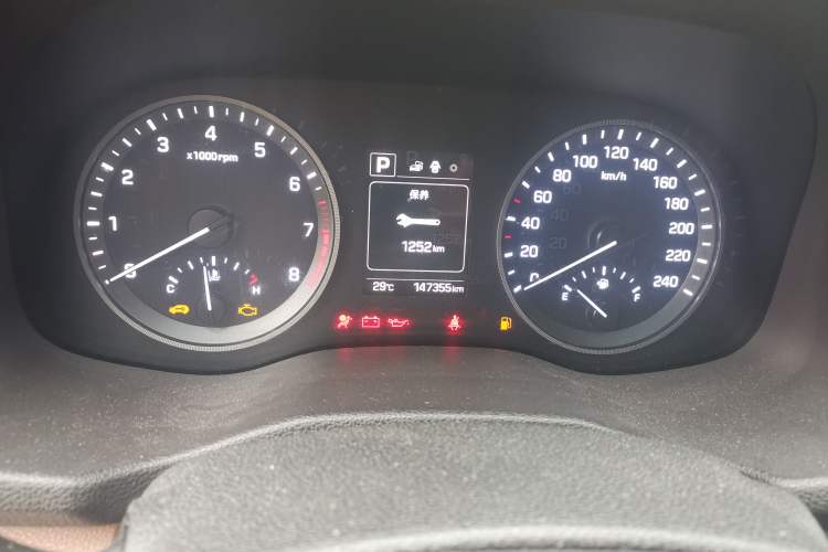 Used Hyundai Tucson 2015 1.6T Dual-Clutch Two-Wheel-Drive Smart Model Odometer Close Up