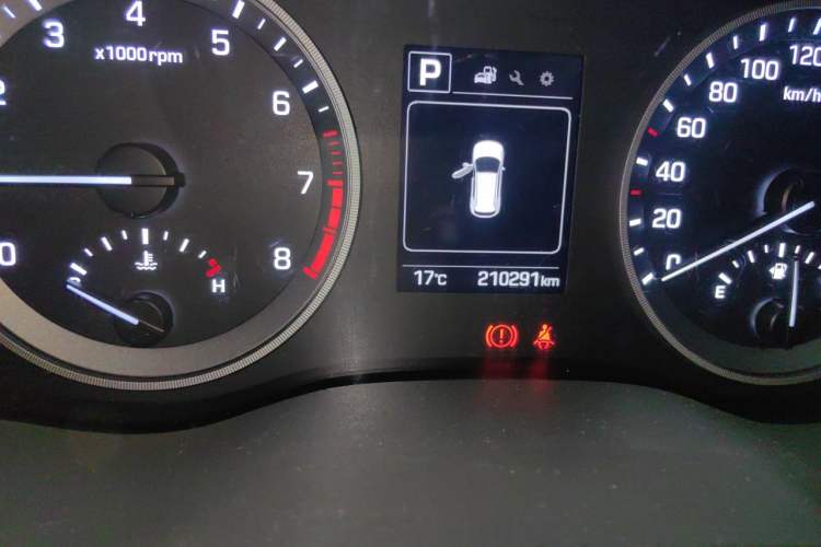 Used Hyundai Tucson 2015 1.6T Dual-Clutch Two-Wheel-Drive Smart Model Odometer Close Up