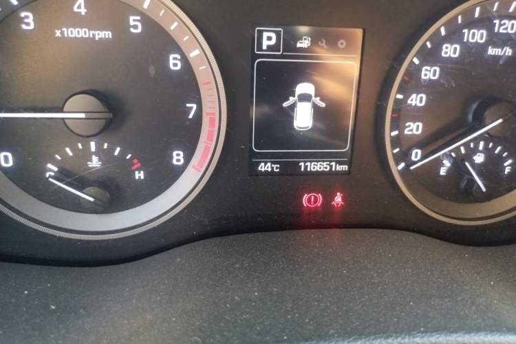 Used Hyundai Tucson 2015 1.6T Dual-Clutch Two-Wheel-Drive Smart Model Odometer Close Up