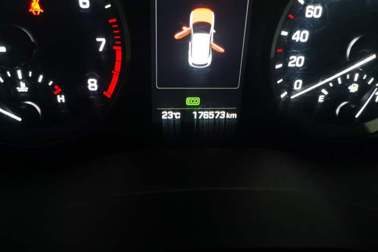 Used Hyundai Tucson 2015 1.6T Dual-Clutch Four-Wheel Drive Flagship Model Odometer Close Up