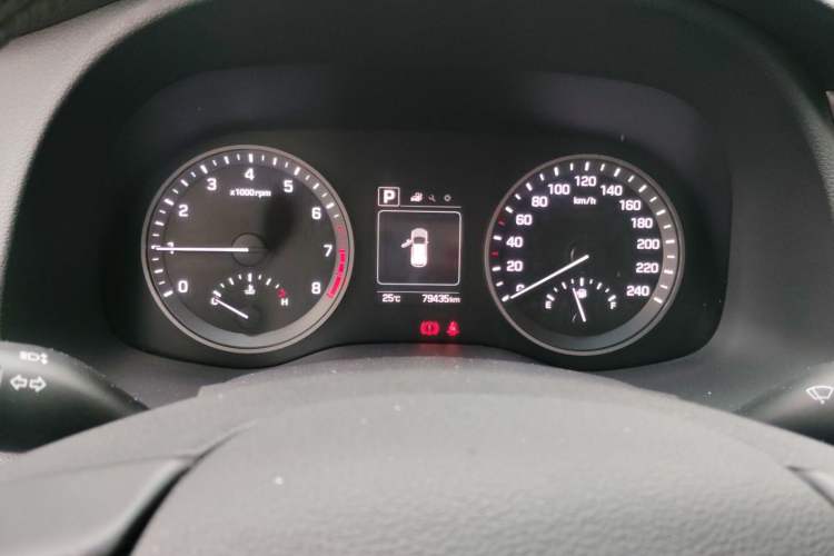 Used Hyundai Tucson 2015 1.6T Dual-Clutch Two-Wheel-Drive Smart Model Odometer Close Up