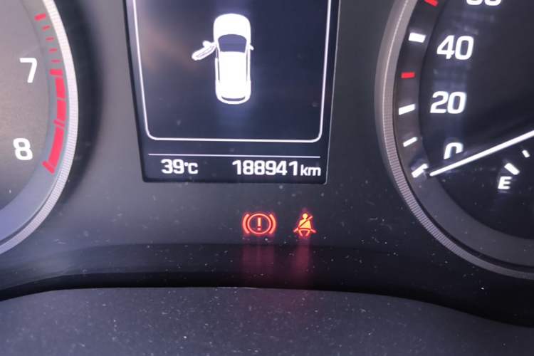 Used Hyundai Tucson 2015 1.6T Dual-Clutch Two-Wheel-Drive Smart Model Odometer Close Up