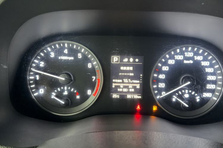Used Hyundai Tucson 2015 1.6T Dual-Clutch Two-Wheel-Drive Smart Model Odometer Close Up