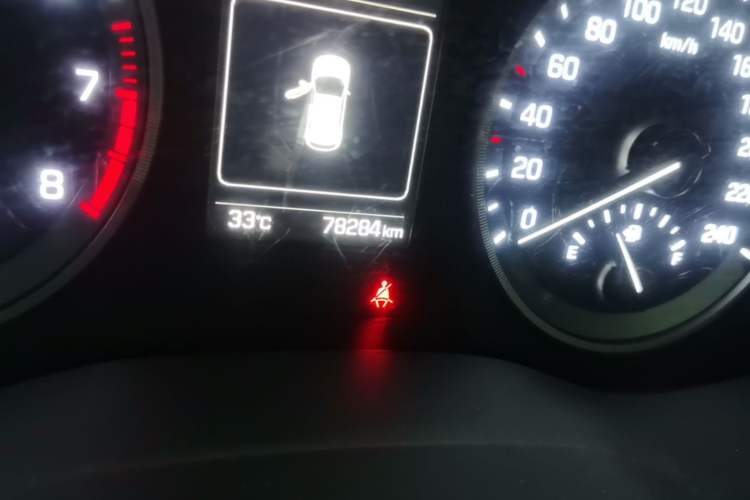 Used Hyundai Tucson 2015 1.6T Dual-Clutch Two-Wheel-Drive Smart Model Odometer Close Up