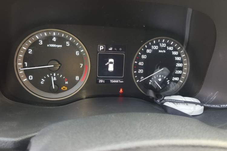 Used Hyundai Tucson 2015 1.6T Dual-Clutch Two-Wheel-Drive Smart Model Odometer Close Up