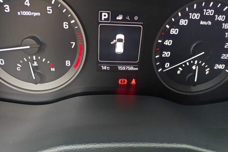 Used Hyundai Tucson 2015 1.6T Dual-Clutch Two-Wheel-Drive Smart Model Odometer Close Up