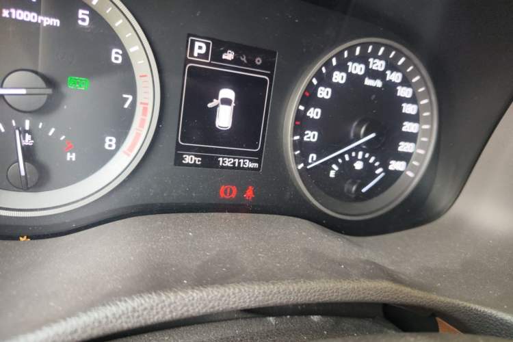 Used Hyundai Tucson 2015 2.0L Automatic Two-Wheel Drive Smart Version Odometer Close Up