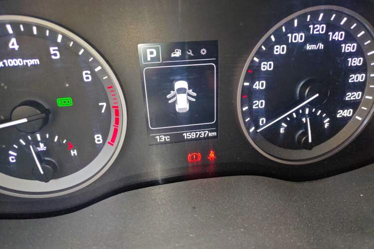 Used Hyundai Tucson 2015 2.0L Automatic Two-Wheel Drive Smart Version Odometer Close Up