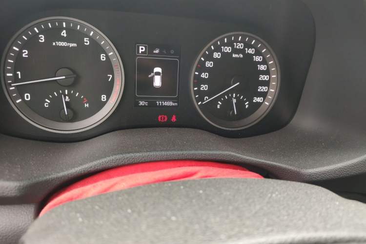 Used Hyundai Tucson 2015 1.6T Dual-Clutch Two-Wheel-Drive Leading Model Odometer Close Up