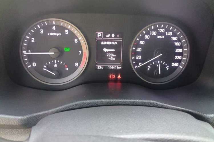 Used Hyundai Tucson 2015 1.6T Dual-Clutch Two-Wheel-Drive Smart Model Odometer Close Up