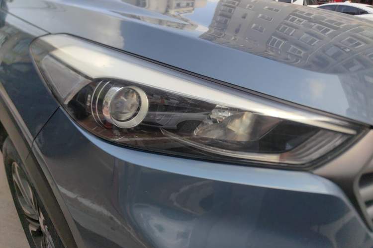 Used Hyundai Tucson 2015 1.6T Dual-Clutch Two-Wheel-Drive Leading Model Right Front Headlight