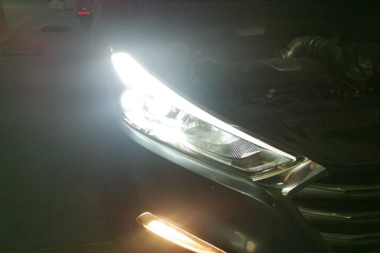 Used Hyundai Tucson 2015 1.6T Dual-Clutch Four-Wheel Drive Flagship Model Right Front Headlight