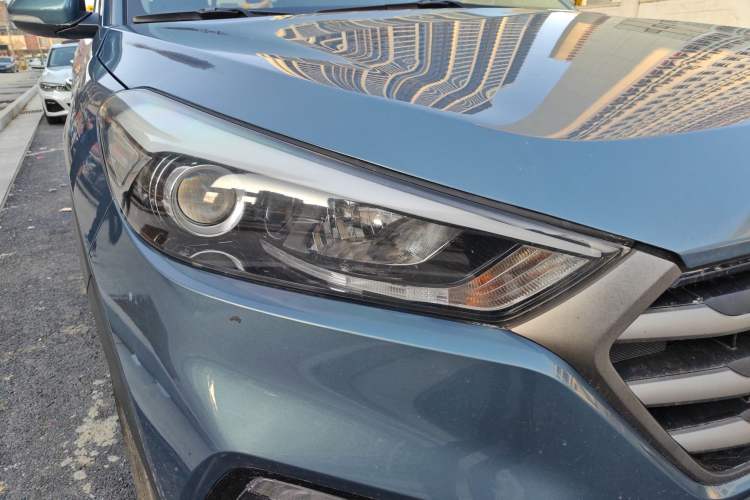 Used Hyundai Tucson 2015 2.0L Automatic Two-Wheel Drive Smart Version Right Front Headlight