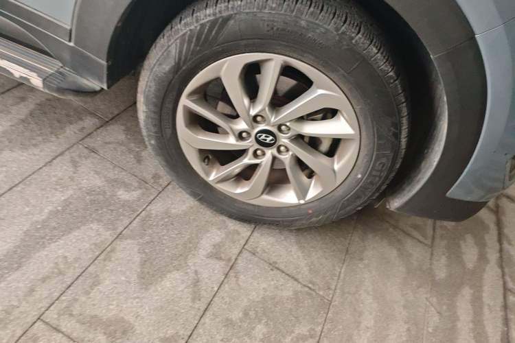 Used Hyundai Tucson 2015 1.6T Dual-Clutch Two-Wheel-Drive Smart Model Right Front Wheel Hub