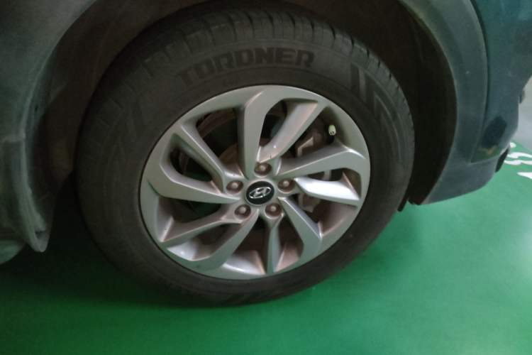 Used Hyundai Tucson 2015 1.6T Dual-Clutch Two-Wheel-Drive Smart Model Right Front Wheel Hub
