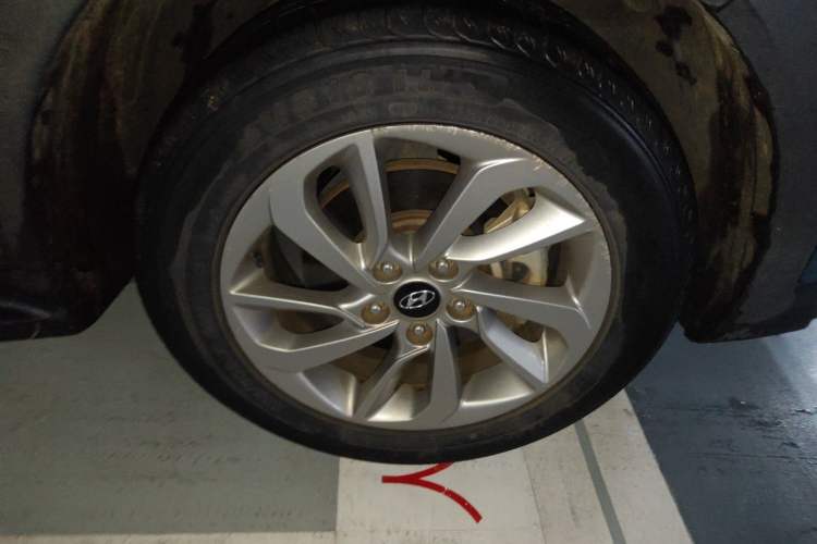 Used Hyundai Tucson 2015 1.6T Dual-Clutch Two-Wheel-Drive Smart Model Right Front Wheel Hub