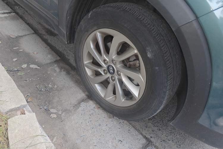 Used Hyundai Tucson 2015 1.6T Dual-Clutch Two-Wheel-Drive Smart Model Right Front Wheel Hub